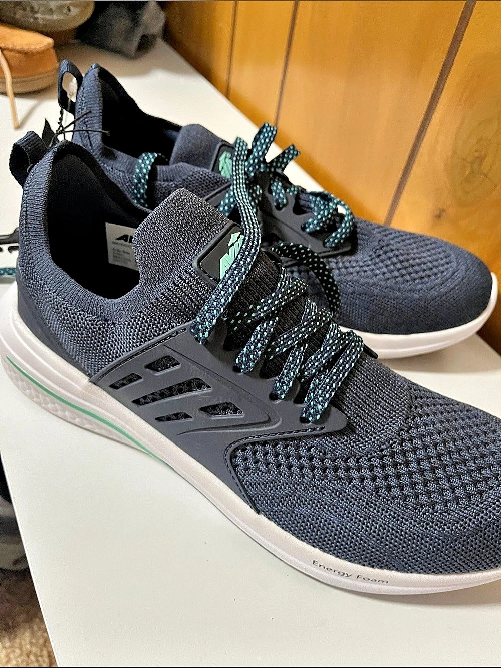 New Balance Men's Athletic Shoes in Black & White US 9.5 NWT
